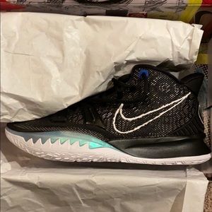 Kyrie 7 Basketball Shoes Size 9